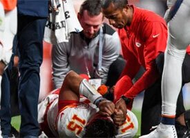 Mahomes dislocated knee